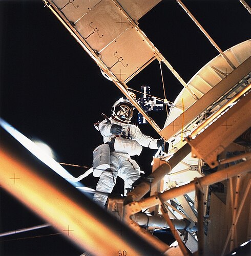 882px-Astronaut_Owen_Garriott_Performs_EVA_During_Skylab_3_-_GPN-2002-000065